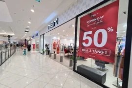Hà Nội: Quần áo “sale sập sàn”, khách lẻ tẻ mua trước ngày 20/10