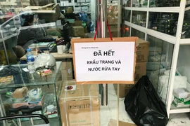 Hàng loạt nhà thuốc treo biển hết, giới hạn khẩu trang, nước rửa tay phòng dịch corona