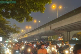 Mưa giờ tan tầm, người Hà Nội nhích từng mét về nhà