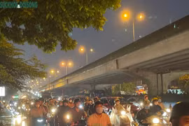 Mưa giờ tan tầm, người Hà Nội nhích từng mét về nhà