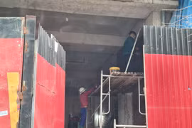 Phường Đội Cấn: Công trình gây lún nứt nhà dân, bên ngoài đình chỉ... trong vẫn làm thi công?