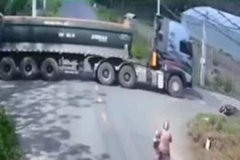 Clip: Vội vài tích tắc, xe ben tông văng 2 người đi xe máy