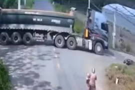 Clip: Vội vài tích tắc, xe ben tông văng 2 người đi xe máy