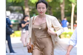 “Gai mắt” vì chị em đua nhau diện váy phòng the dính người phản cảm xuống phố