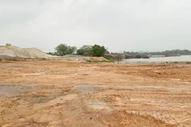 Hà Nội: Trăm mét sông Sóc Sơn bị san lấp trái phép làm điểm tập kết khoáng sản