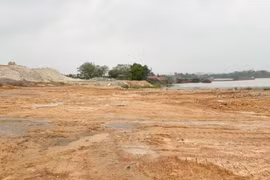Hà Nội: Trăm mét sông Sóc Sơn bị san lấp trái phép làm điểm tập kết khoáng sản
