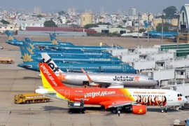 Giá trần vé máy bay 4 triệu đồng: Hãng bay lợi đơn lợi kép?