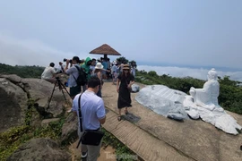 Du khách kéo nhau lên đỉnh Bàn Cờ ngắm Đà Nẵng