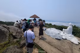 Du khách kéo nhau lên đỉnh Bàn Cờ ngắm Đà Nẵng