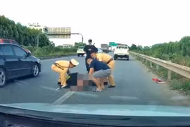 Chống đối CSGT ngày càng manh động: Bộ Công an tăng thẩm quyền để sử dụng vũ khí 