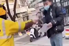 Khách hàng bị shipper ném ly trà sữa vào mặt và sự thật sốc