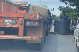 Cuộn thép nặng nhiều tấn đè bẹp đầu xe container