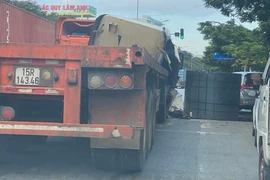 Cuộn thép nặng nhiều tấn đè bẹp đầu xe container