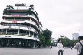 Cảnh tượng có 1-0-2 tại các điểm kinh doanh đông nhất nhì HN sau lệnh đóng cửa Covid-19