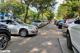 Nhiều người mua ô tô cuối tuần mới đi nhưng cả tuần tìm chỗ gửi