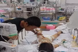 Bé 7 tuổi hôn mê sâu sau mổ lấy đinh nẹp xương đã mất