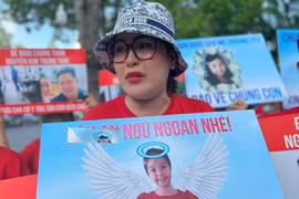 Mẹ đơn thân 3 con khóc nấc không tin người cha để con gái bị đánh, lột trần