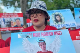 Mẹ đơn thân 3 con khóc nấc không tin người cha để con gái bị đánh, lột trần