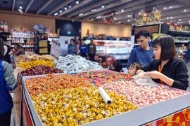 Bánh kẹo, giỏ quà Tết ngập tràn siêu thị ở Hà Nội 