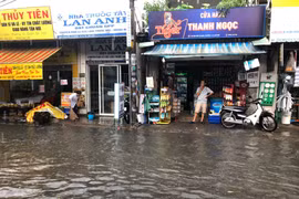 Nhiều tuyến đường bị ngập sau trận mưa lớn ở TP.HCM