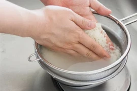 Thêm muối khi vo gạo: Lợi ích tuyệt vời, ai không biết quá phí