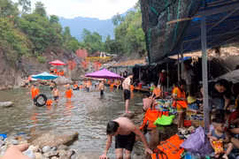 Giới trẻ bỏ phố lên núi tắm suối giải nhiệt
