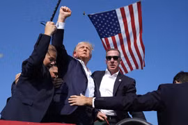 Khoảnh khắc ông Trump ngã xuống sau tiếng súng nổ ở nơi tranh cử