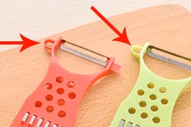 Công dụng của lỗ nhỏ trên dao nạo rau củ 