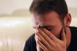 Đêm hôm cưới, vợ tôi vô tư ôm gối ngủ say sưa, còn cả nhà tôi thức trắng đêm