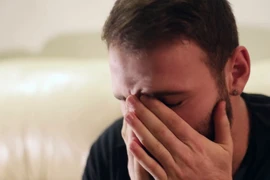 Đêm hôm cưới, vợ tôi vô tư ôm gối ngủ say sưa, còn cả nhà tôi thức trắng đêm