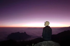 Giới trẻ rủ nhau chinh phục biển mây giữa đại ngàn Tây Bắc