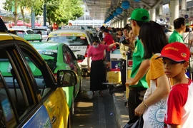 Thứ trưởng GTVT: Xử nghiêm taxi chèo kéo, ép giá tại sân bay Tân Sơn Nhất