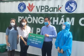 Báo Tri thức và Cuộc sống chia sẻ khó khăn với người dân TP HCM