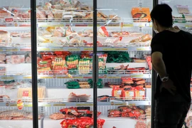 TP HCM: Người dân tiếp tục đổ ra chợ, siêu thị trước giờ giãn cách