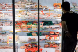 TP HCM: Người dân tiếp tục đổ ra chợ, siêu thị trước giờ giãn cách