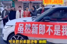 Đám cưới náo loạn vì sự xuất hiện của chiếc xe sang với dòng chữ lạ