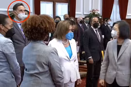 Bà Pelosi bị chỉ trích vì 'bí mật' cho con trai cùng thăm Đài Loan
