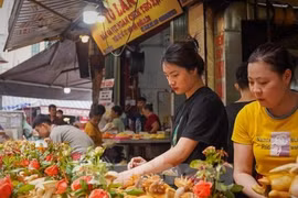 Gà ngậm hoa hồng bán chạy ngày Rằm tháng Bảy