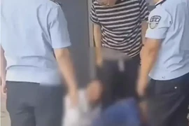 Vứt đôi giày của chủ, nhân viên vệ sinh treo cổ tự tử