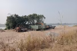 Bến bãi không phép ở Phù Đổng cố tình hoạt động sẽ bị rào lại