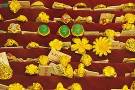 Giá vàng thế giới vượt mốc 49 triệu đồng/lượng