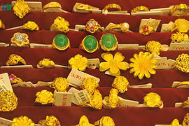 Giá vàng thế giới vượt mốc 49 triệu đồng/lượng