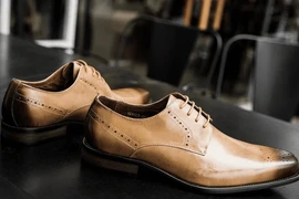 Tại sao trên giày nam thường có các lỗ nhỏ? 