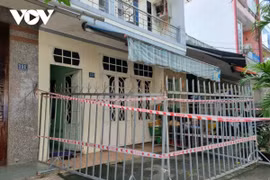 Diễn biến vụ dùng rào sắt "quây" một ngôi nhà có 4 F1 cách ly