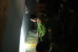 Đột kích bất ngờ, bắt giữ 1.500 cây thuốc lá nghi nhập lậu ở HN