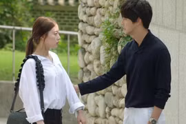 Chồng chết lặng khi thấy vợ ở buổi họp lớp sau khi ly hôn