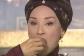 Vì sao Từ Hi Thái hậu trang điểm ngậm 2 quả óc chó trong miệng? 