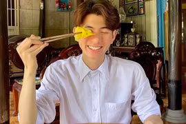 Chàng trai tạo tác những chiếc váy làm từ bánh miền Tây 