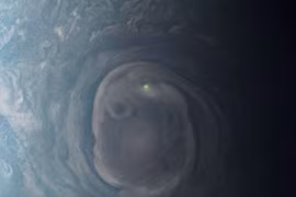 NASA chụp được hình ảnh tia sáng xanh bí ẩn trên Sao Mộc