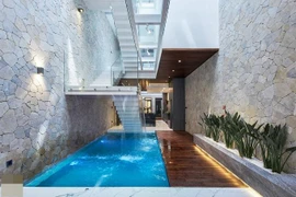 Ngôi nhà có bể bơi sát phòng khách mang resort vào không gian sống